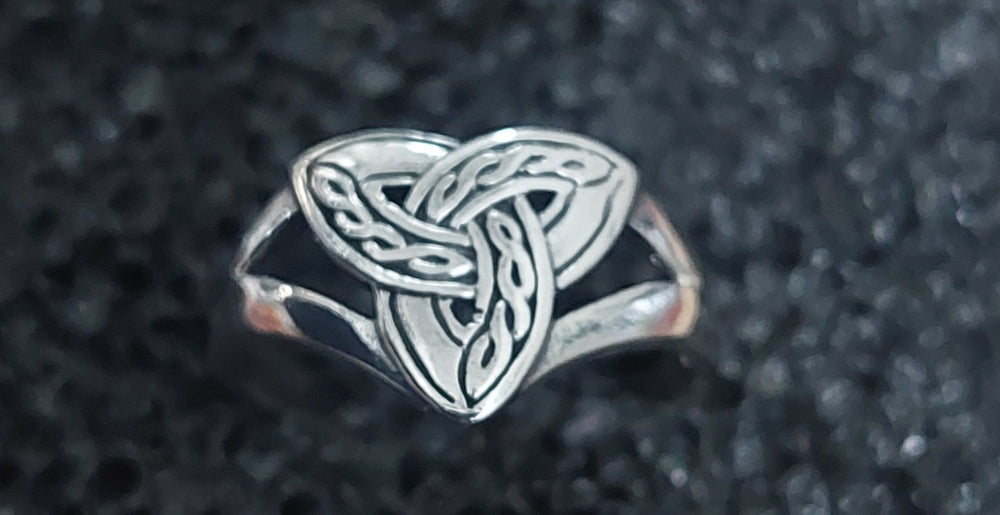 Triquetra Ring